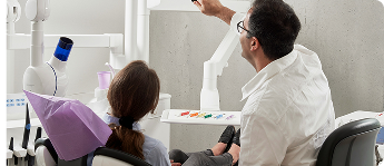 Dentista atendendo uma mulher