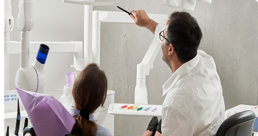 Dentista atendendo uma mulher