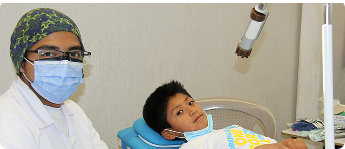 Dentista atendendo um jovem
