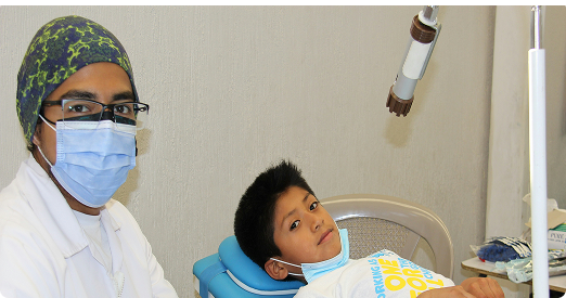 Dentista atendendo um jovem