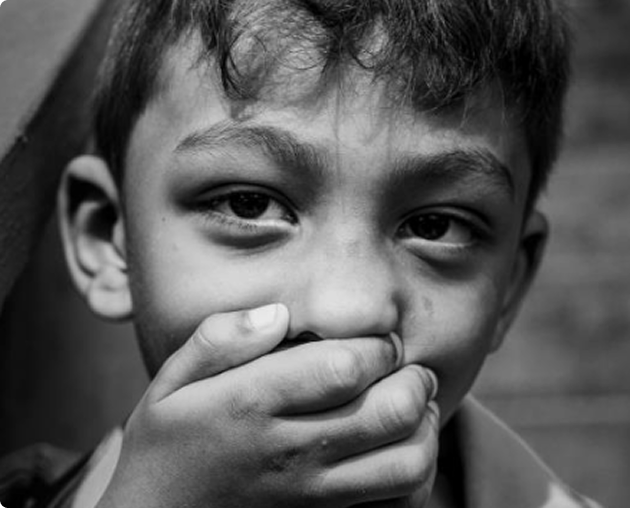 Criança com a mão cobrindo a boca