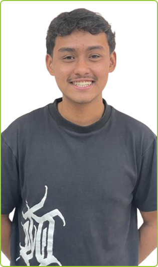 Foto do Murilo Ayabe com cabelo liso escuro, pele parda e sorrindo, vestindo uma camiseta preta