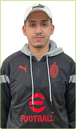 Foto do Paulo Cavalcante, pele parda, com boné branco cobrindo a cabeça, e blusa preta sobre um moletom cinza,