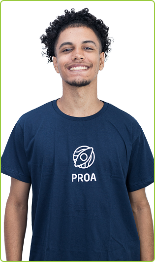 Foto do Renan Paulino com cabelos cacheados presos, pele parda e sorrindo, vestindo uma camiseta azul