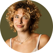 Mulher parda com cabelos ondulados loiro